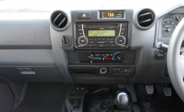 Toyota Land Cruiser Pickup 2013/ Silver RHD Diesel MT Pickup 4WD view 21