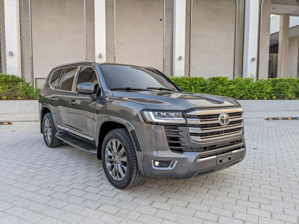 Toyota Land Cruiser 2014/ Grey LHD Petrol AT SUV 4WD view 2