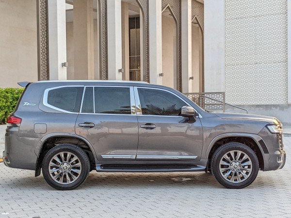 Toyota Land Cruiser 2014/ Grey LHD Petrol AT SUV 4WD view 3