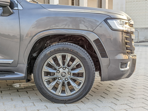 Toyota Land Cruiser 2014/ Grey LHD Petrol AT SUV 4WD view 7