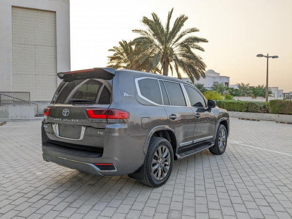 Toyota Land Cruiser 2014/ Grey LHD Petrol AT SUV 4WD view 24