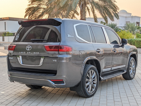 Toyota Land Cruiser 2014/ Grey LHD Petrol AT SUV 4WD view 28