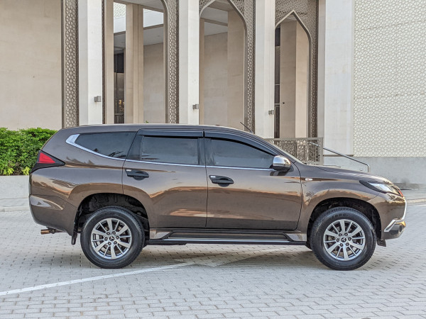 Mitsubishi Montero 2016  Maroon LHD Petrol AT SUV 2WD view 2