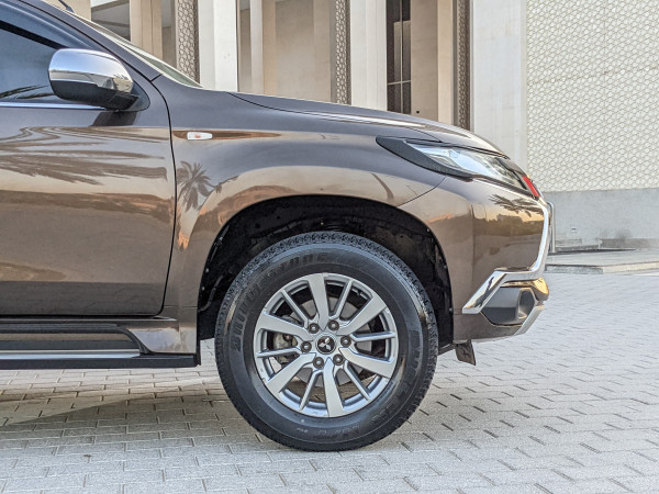 Mitsubishi Montero 2016  Maroon LHD Petrol AT SUV 2WD view 3