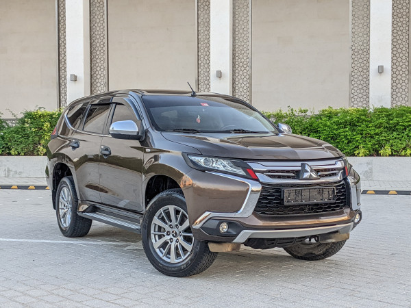 Mitsubishi Montero 2016  Maroon LHD Petrol AT SUV 2WD view 15