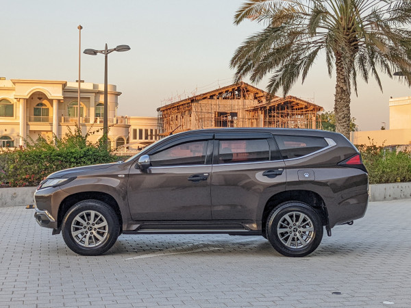Mitsubishi Montero 2016  Maroon LHD Petrol AT SUV 2WD view 16