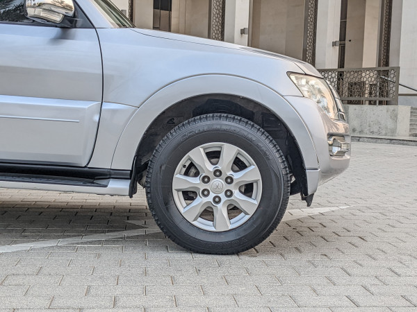 Mitsubishi Pajero 2017  Silver LHD Petrol AT SUV 4WD view 2