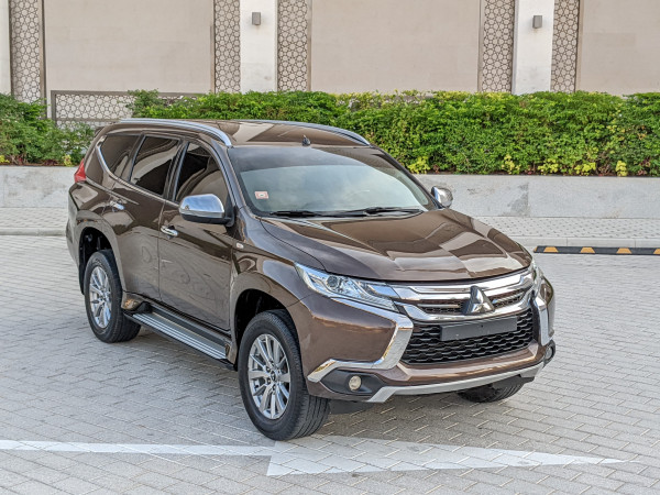 Mitsubishi Montero 2016/ Maroon LHD Petrol AT SUV 2WD view 2