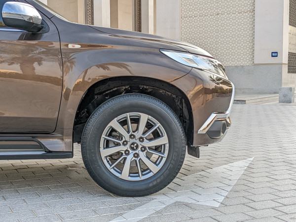 Mitsubishi Montero 2016/ Maroon LHD Petrol AT SUV 2WD view 18
