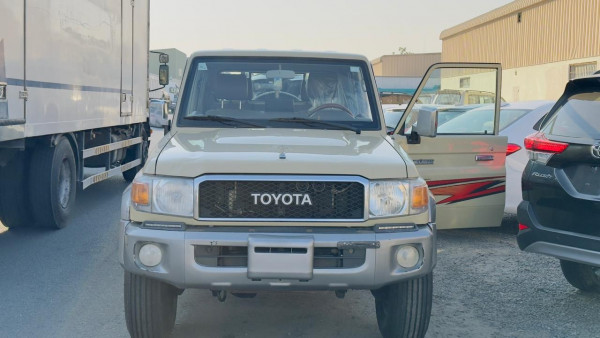 Toyota Land Cruiser Pickup 2015/ Beige LHD Petrol MT Pickup 4WD