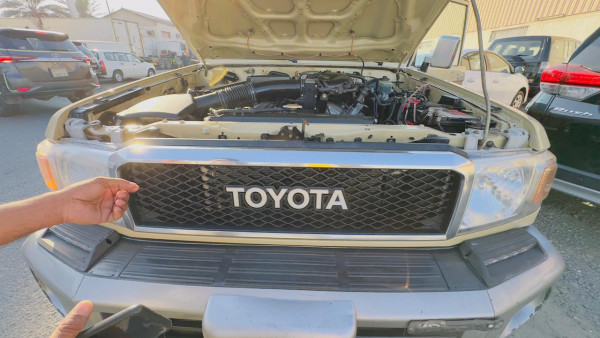 Toyota Land Cruiser Pickup 2015/ Beige LHD Petrol MT Pickup 4WD view 7