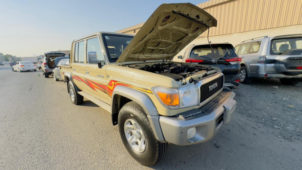 Toyota Land Cruiser Pickup 2015/ Beige LHD Petrol MT Pickup 4WD view 8