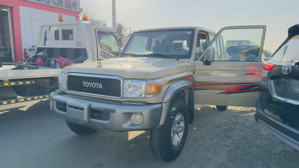 Toyota Land Cruiser Pickup 2015/ Beige LHD Petrol MT Pickup 4WD view 12