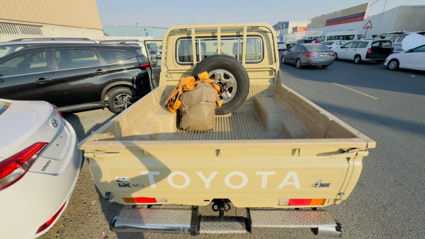 Toyota Land Cruiser Pickup 2015/ Beige LHD Petrol MT Pickup 4WD view 13