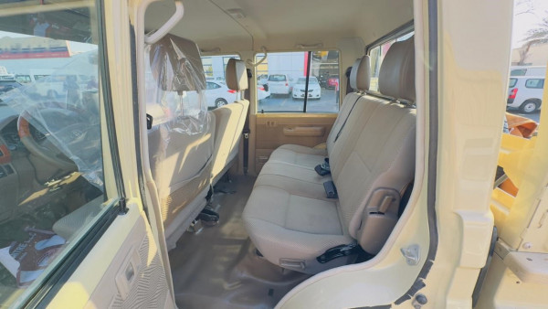 Toyota Land Cruiser Pickup 2015/ Beige LHD Petrol MT Pickup 4WD view 21
