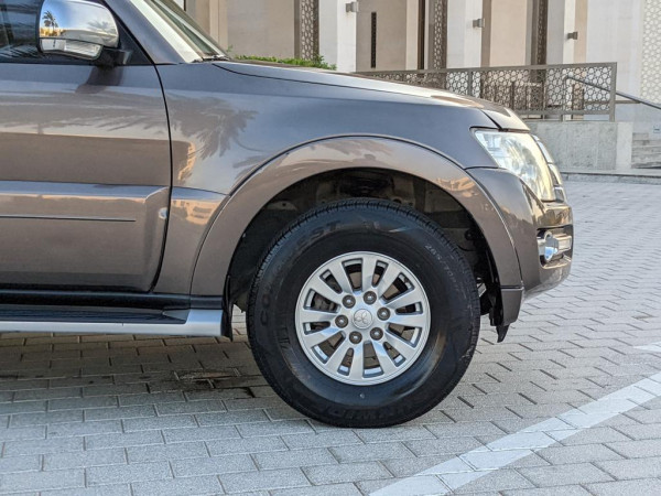 Mitsubishi Pajero 2015  Maroon LHD Petrol AT SUV 4WD view 5