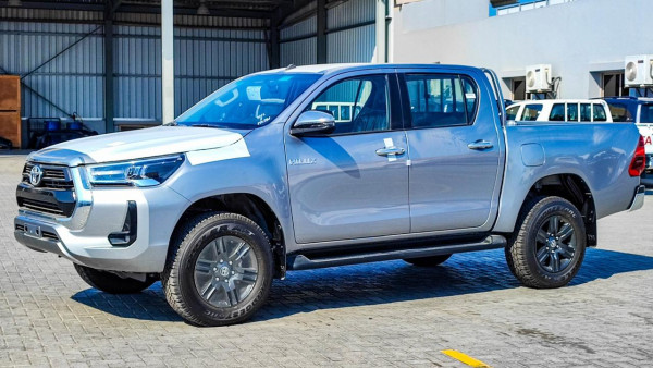 Toyota Hilux 2023  Silver LHD Diesel AT Pickup 4WD view 7