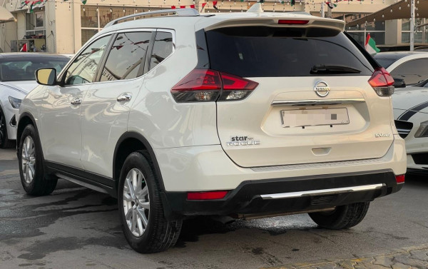 Nissan Rogue 2018  White LHD Petrol AT SUV Crossover 2WD view 9