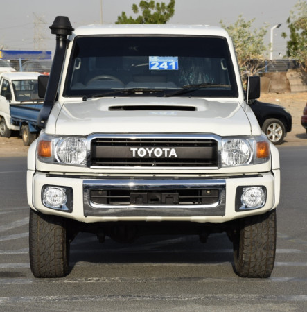 Toyota Land Cruiser Pickup 2018/ White RHD Diesel MT Pickup 4WD