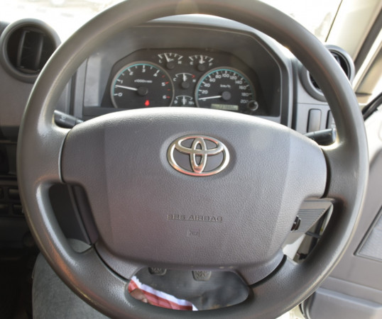 Toyota Land Cruiser Pickup 2018/ White RHD Diesel MT Pickup 4WD view 2