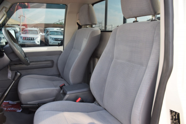 Toyota Land Cruiser Pickup 2018/ White RHD Diesel MT Pickup 4WD view 8