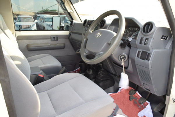 Toyota Land Cruiser Pickup 2018/ White RHD Diesel MT Pickup 4WD view 20