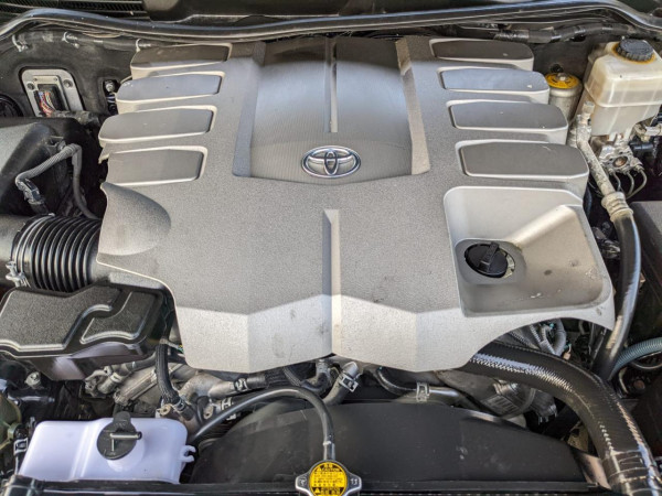 Toyota Land Cruiser 2016/ Black LHD Petrol AT SUV 4WD view 2