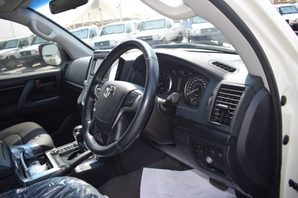 Toyota Land Cruiser 2018  White RHD Diesel AT SUV 4WD view 3