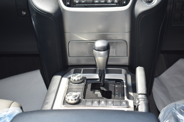 Toyota Land Cruiser 2018  White RHD Diesel AT SUV 4WD view 18