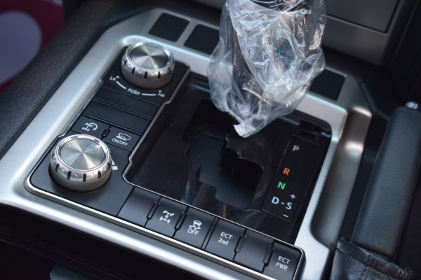 Toyota Land Cruiser 2016  Silver RHD Diesel AT SUV 4WD view 8