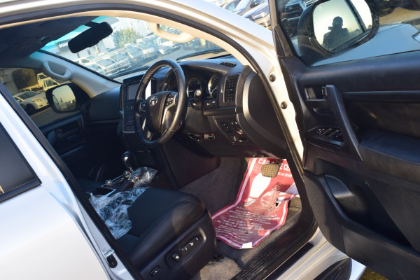 Toyota Land Cruiser 2020  White RHD Diesel AT SUV 4WD view 8