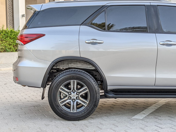 Toyota Fortuner 2023/ Silver LHD Petrol AT SUV 4WD view 2