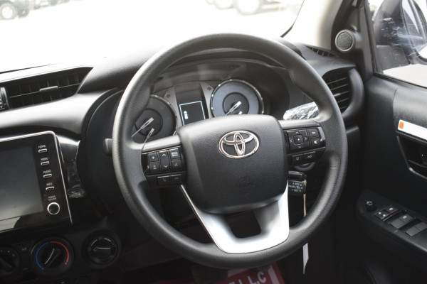 Toyota Hilux 2022/ White RHD Diesel AT Pickup 4WD view 6