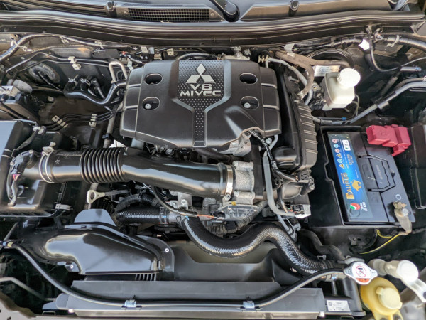 Mitsubishi Montero 2017/ Brown LHD Petrol AT SUV 2WD view 10