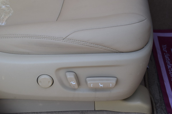 Toyota Prado 2017/ White RHD Petrol AT SUV 4WD view 7