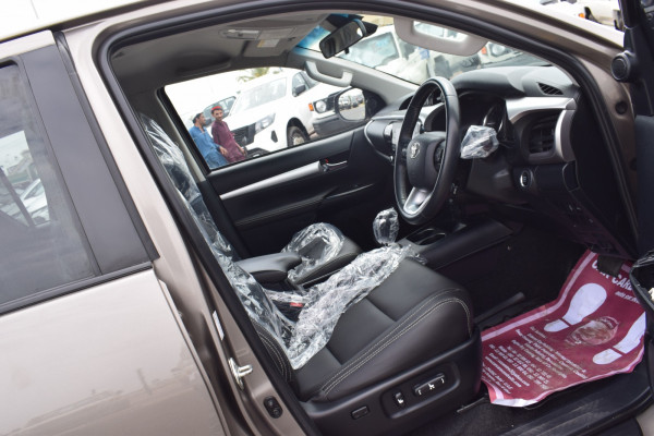 Toyota Hilux 2020/ Brown RHD Diesel AT Pickup 4WD view 5
