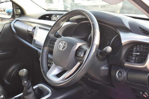 Toyota Hilux 2017/ Silver RHD Diesel MT Pickup 4WD view 2