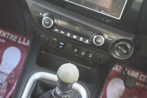 Toyota Hilux 2017/ Silver RHD Diesel MT Pickup 4WD view 5