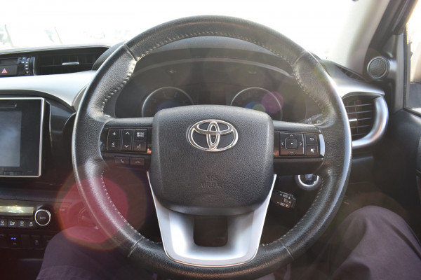 Toyota Hilux 2017/ Silver RHD Diesel MT Pickup 4WD view 9