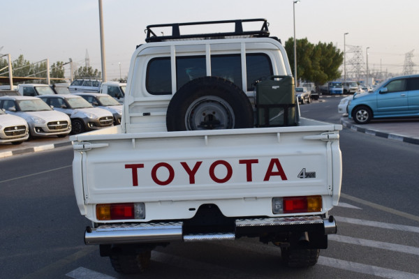 Toyota Land Cruiser Pickup 2017/ White RHD Diesel MT Pickup 4WD