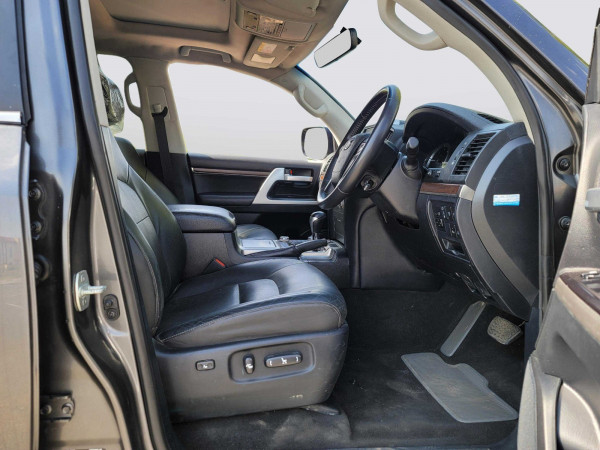 Toyota Land Cruiser 2020/ Grey RHD Diesel AT SUV 4WD view 6