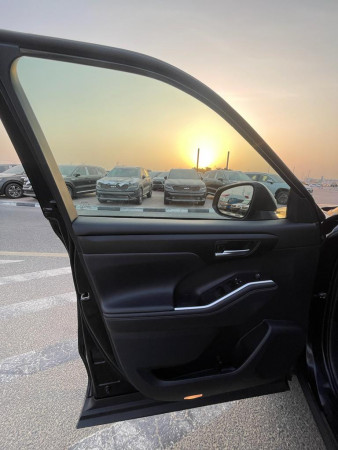 Toyota Highlander 2021/ Black LHD Petrol AT SUV 4WD view 7