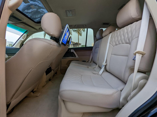 Toyota Land Cruiser 2016/ Black LHD Petrol AT SUV 4WD view 3