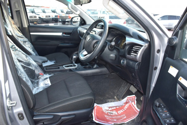 Toyota Hilux 2020/ Silver RHD Diesel AT Pickup 4WD view 2