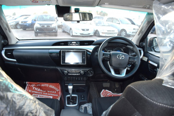 Toyota Hilux 2020/ Silver RHD Diesel AT Pickup 4WD view 5