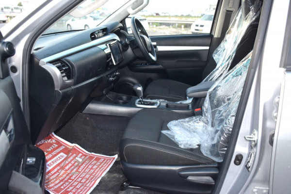 Toyota Hilux 2020/ Silver RHD Diesel AT Pickup 4WD view 7