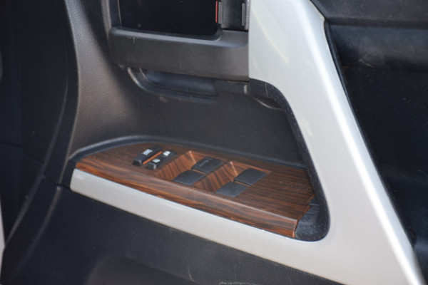 Toyota Land Cruiser 2016  Silver RHD Diesel AT SUV 4WD view 3