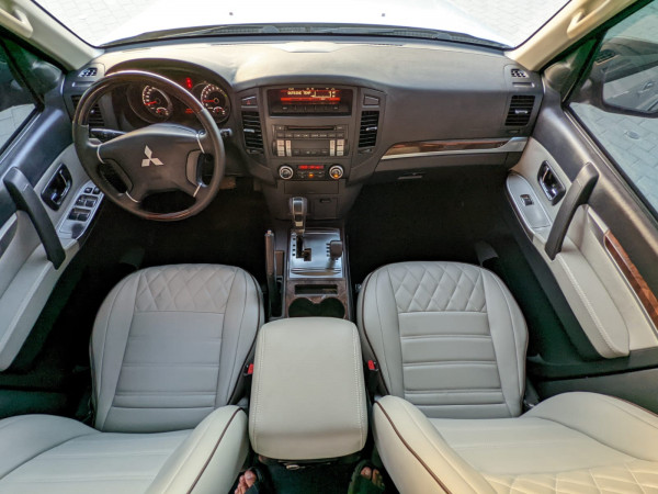 Mitsubishi Pajero 2013/ Silver LHD Petrol AT SUV 4WD view 4