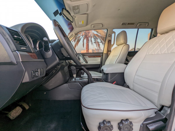 Mitsubishi Pajero 2013/ Silver LHD Petrol AT SUV 4WD view 5