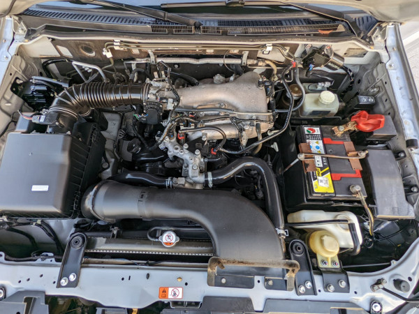 Mitsubishi Pajero 2013/ Silver LHD Petrol AT SUV 4WD view 6
